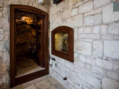 ...una porta interna permette l�accesso al cunicolo predetto